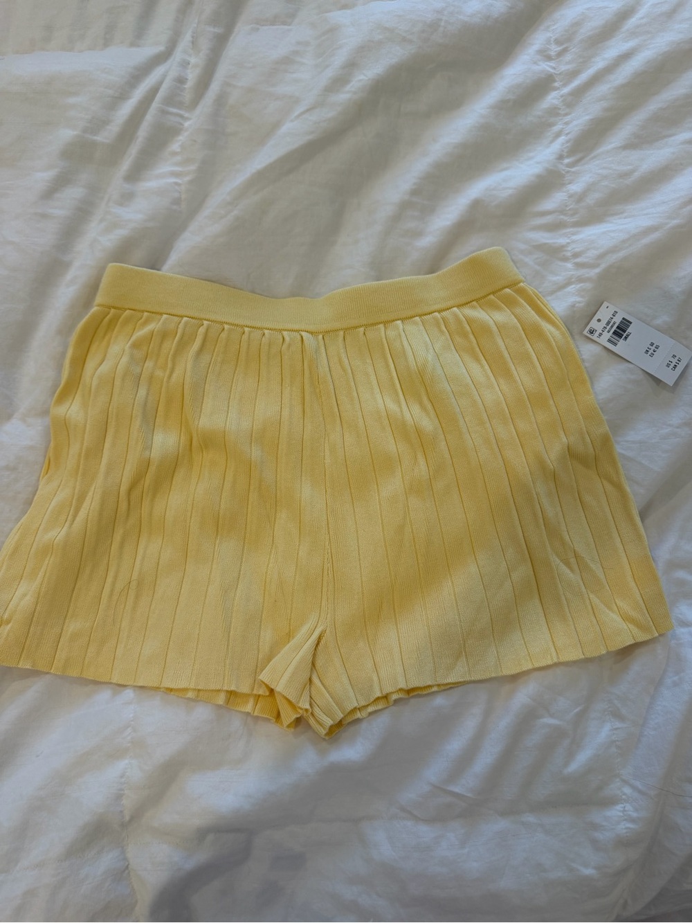 Abercrombie - Ribbed Knit Women’s Shorts in Yellow - Picture 2 of 4